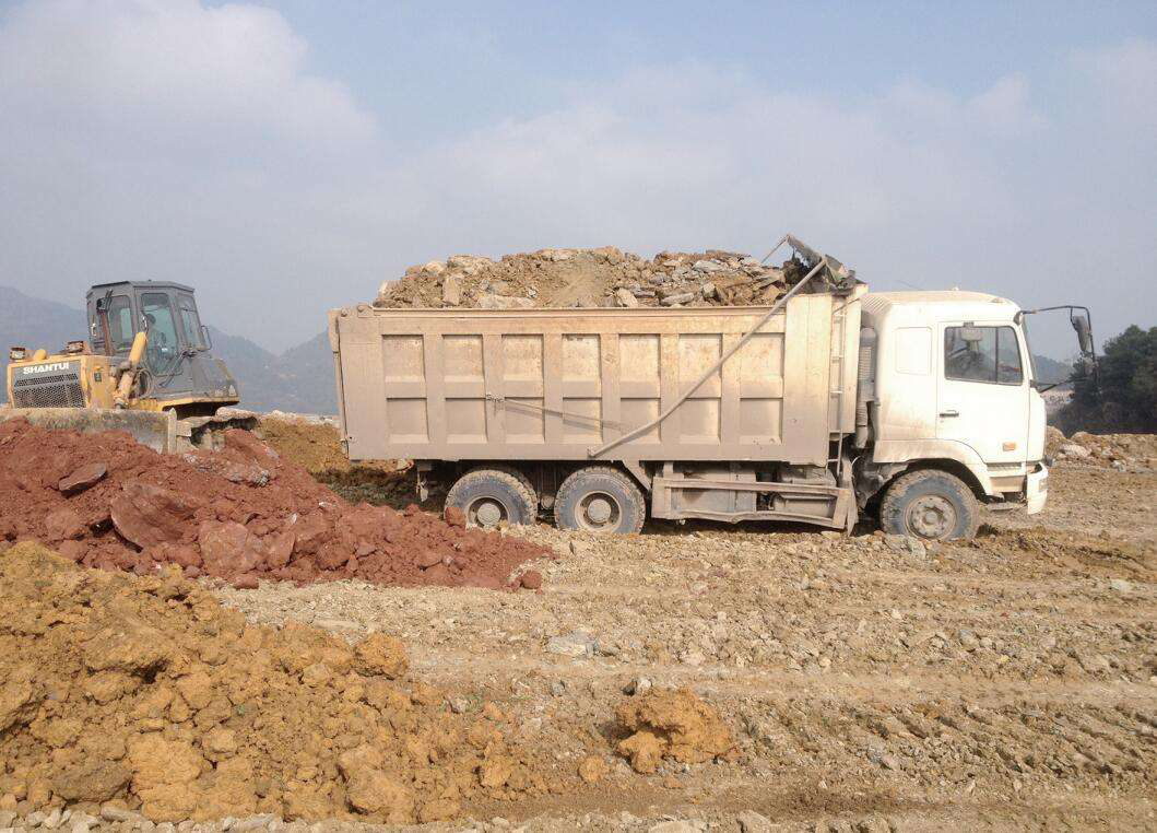 从渣土产生,路上运输到倾倒入场,整个环节牵扯多方单位,形成了一条