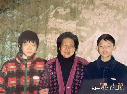 霍尊晒他与外婆从小到大合照再见一阵酸涩他长大了外婆却老了