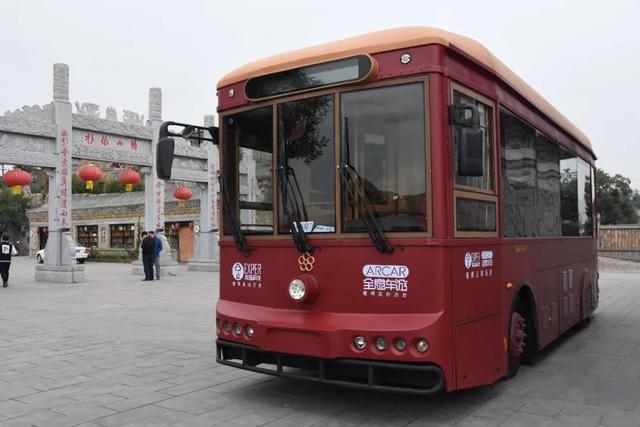 见证青岛27对新人战袍换嫁衣银隆铛铛车向爱出发