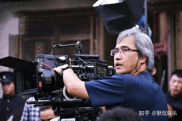 1990年,陈木胜导演了自己人生中的第一部影片《天若有情》,找来了