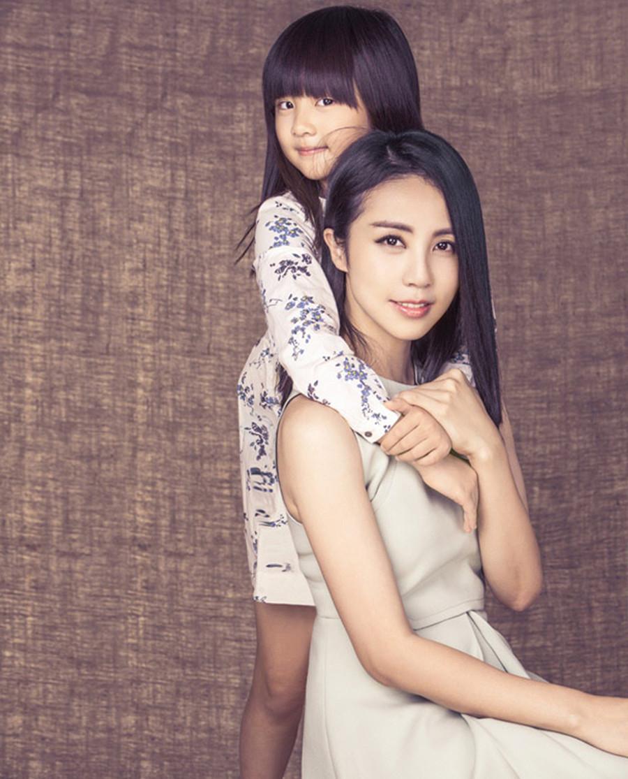 何洁与儿子拍摄时尚大片七组明星亲子写真你更喜欢哪一组