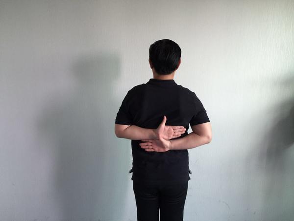 手够后背受限,疼痛的分析和纠正.
