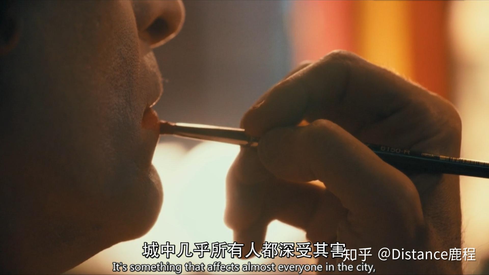 不同于广角镜头对于环境信息的着重介绍,特写镜头贴近人物,拉近了电影
