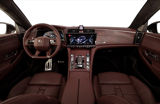 所见之处只有高级材料,低配应该会更接地气些内饰是非常熟悉的"ds风格