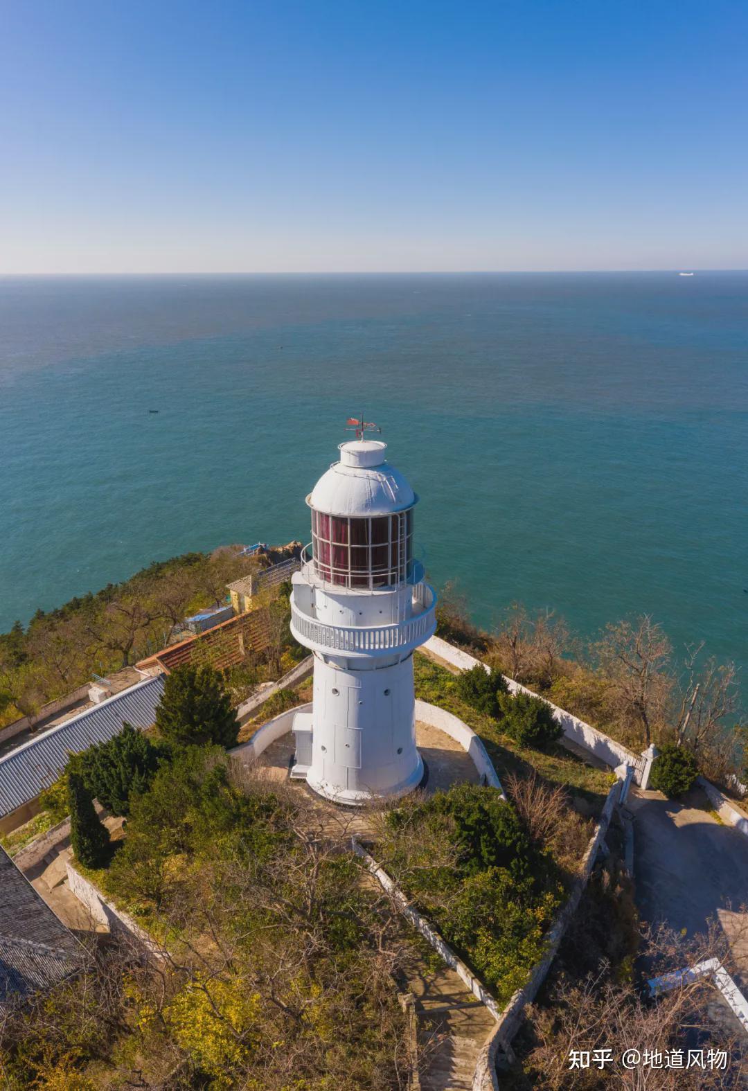 两侧群山对峙,东部的千山为长白山余脉,一路延伸至辽东半岛上的老铁山
