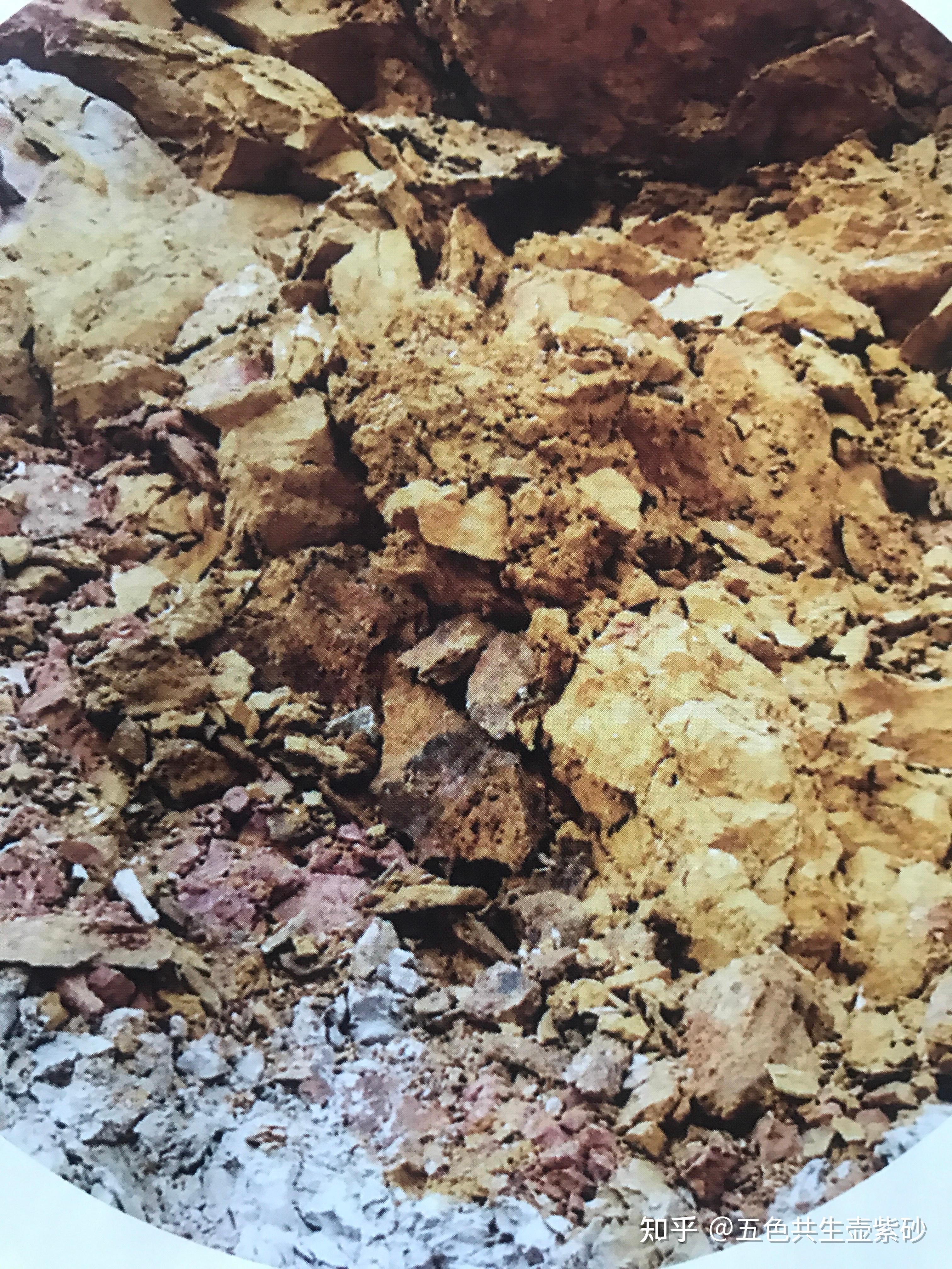 朱泥矿内的含铁微颗粒丰富,由于矿内铁质最先氧化,材质致密,使原矿如