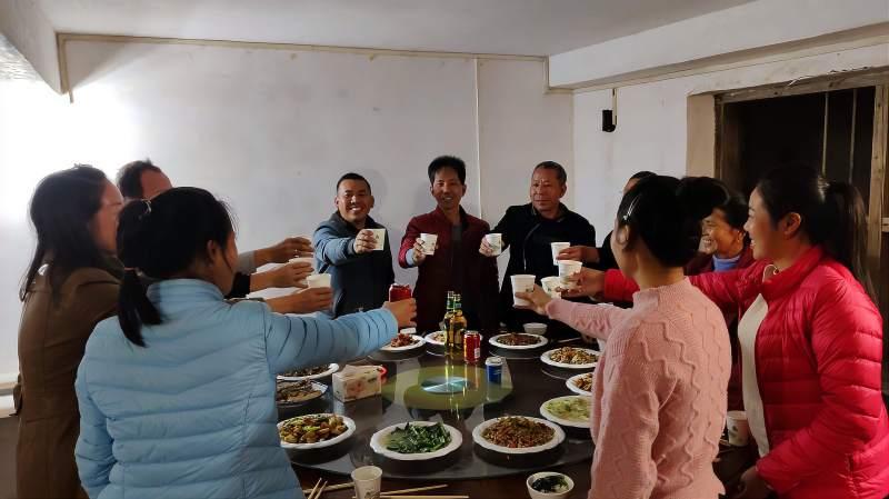 黑哥过生日看看弟妹给他送了啥礼物黑哥直夸媳妇眼光好