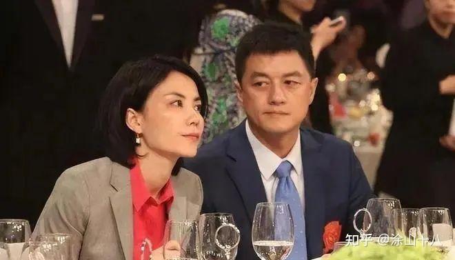 在早年,李亚鹏靠着柯蓝,瞿颖,周迅等女星的光环,一步步成长为内娱的