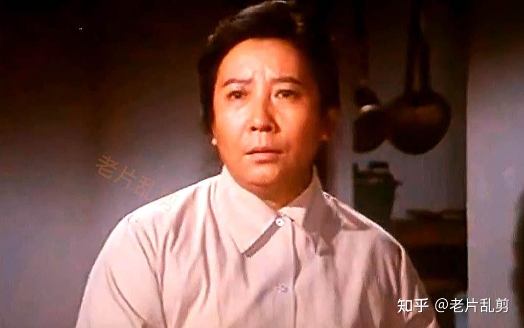 《飘逝的花头巾》1985年出演张辉执导的《狼犬历险记》片中饰演蚂蚱妈