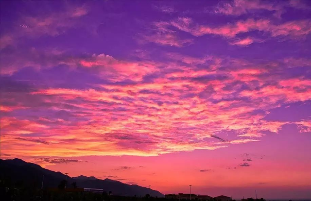 橘粉色的云霞,忽而印染了五彩斑斓的天空,正巧填补空白的胶卷,落入