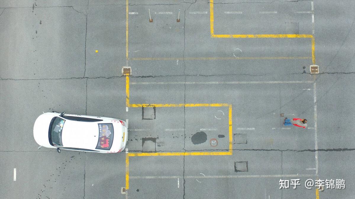 点位没找好,回方向盘的时候即便是正常回,那也倒库不入,要么车身出现