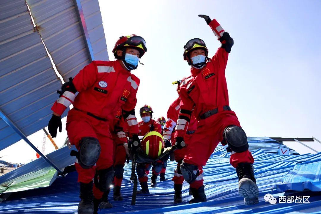 身着玫瑰红救援服的是中国国际救援队,这是军地共建的首支国家级应急
