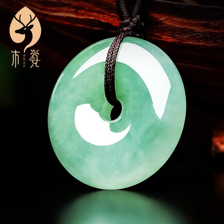 女孩子想要挑个玉石吊坠,什么样款式的寓意比较好?