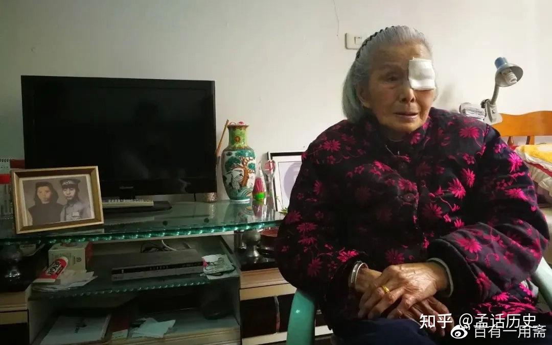 她一生都无法忘记那天的场景,中式的大红旗袍,白色的长头纱,深色高跟