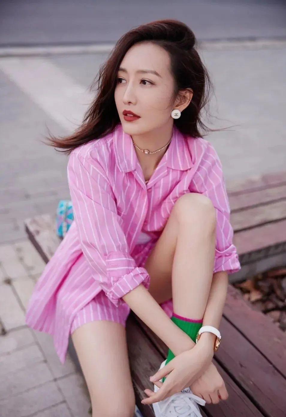 王鸥的时尚感真好粉色条纹套装搭配绿袜子一身潮酷街头范儿