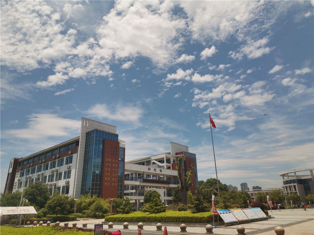 美丽吉安蓝天白云下的白鹭洲中学城南校区