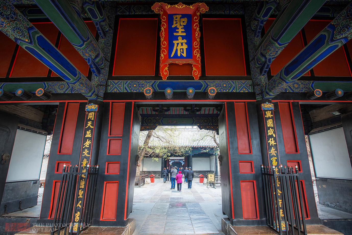 山东孔府大门对联有两个“错字”,后人想象力丰富,纪晓岚背黑锅 - 知乎