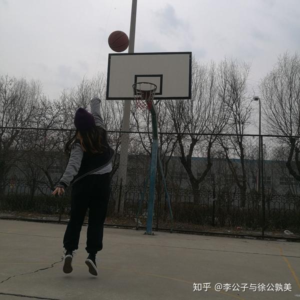 打篮球照片女背影图片