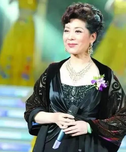 歌唱家关牧村一碗面白捡一个老公结婚24年无绯闻