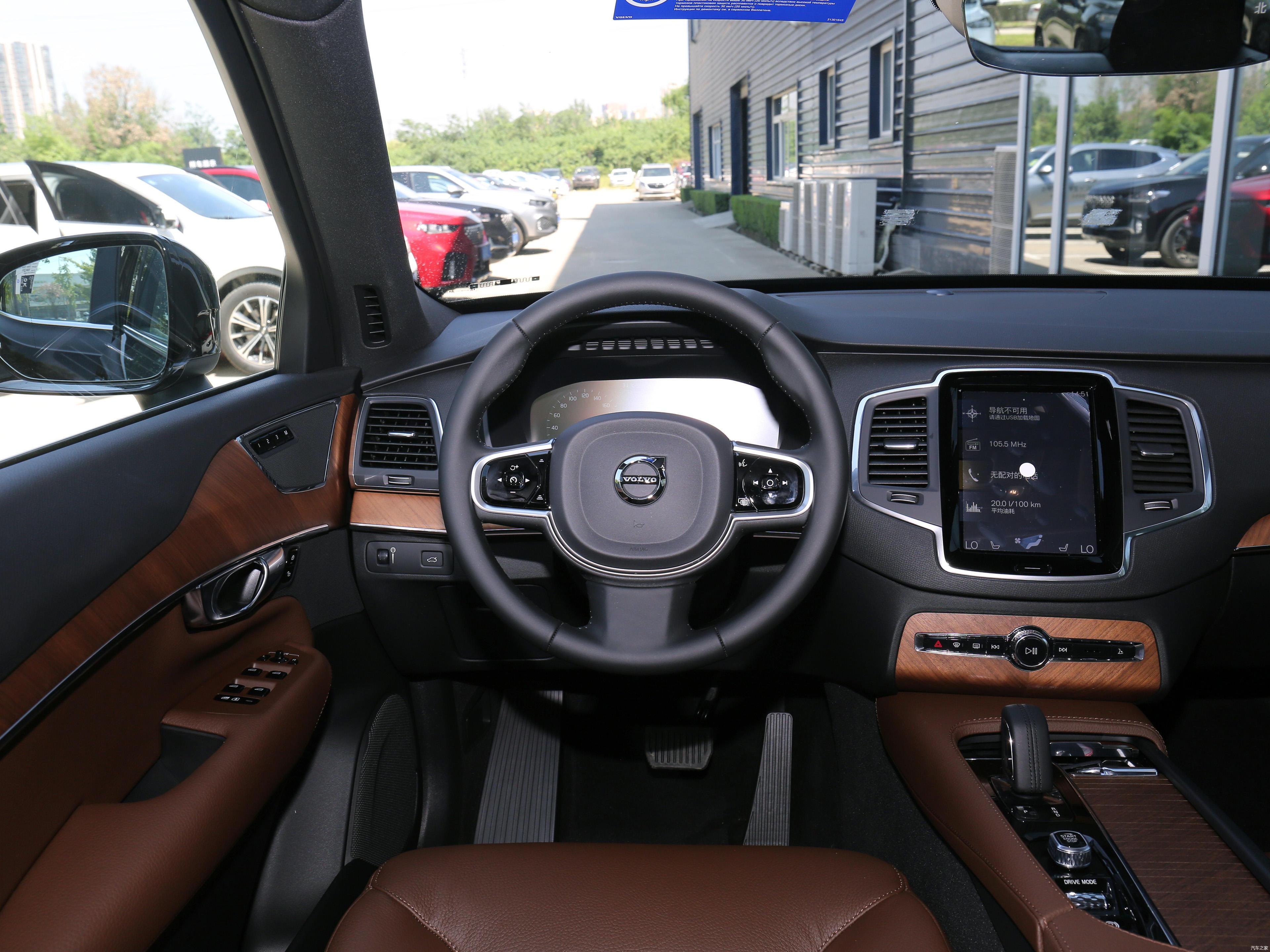 沃尔沃xc90 2021款 b5 智行豪华版 5座的车尾线条硬朗,精致的维京战斧