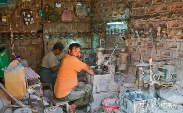探访缅甸最大翡翠市场 跌眼镜 翡翠摆满地摊卖 满是中文主播们 知乎