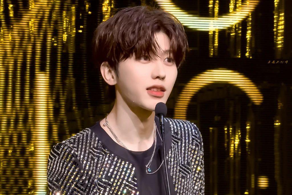 蔡徐坤壁纸很多人看久了就腻唯独你越看越欢喜