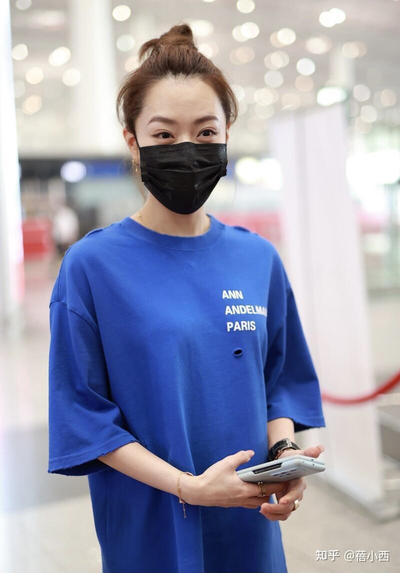 白冰真是妈系女神代表穿蓝t恤配打底裤超减龄不像80后