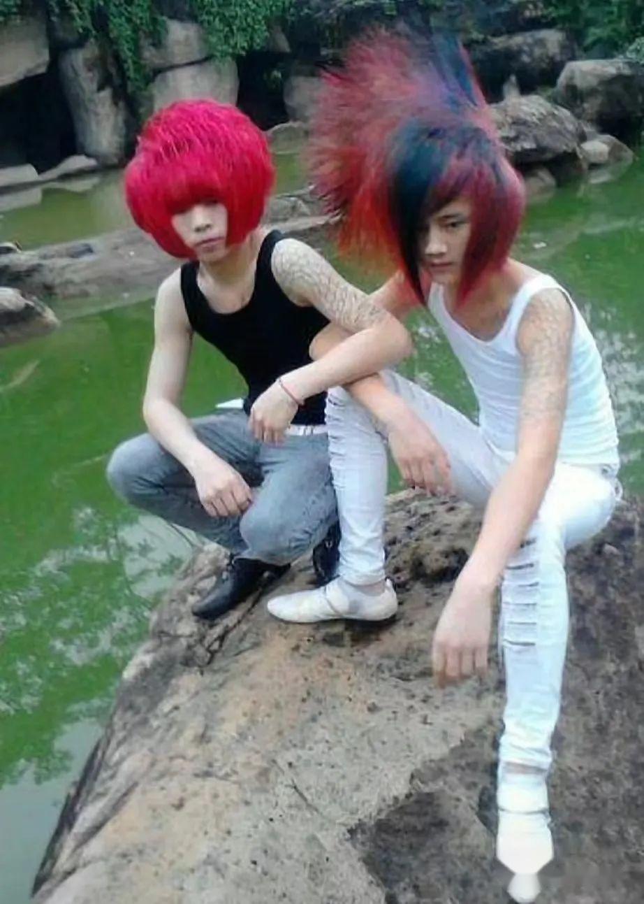 主流时代,虽然现在回想起来很幼稚可笑,但这样的青春回忆很值得去怀念