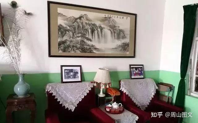 客厅电风扇,录音机,黑白电视都是那时候的大电器了.