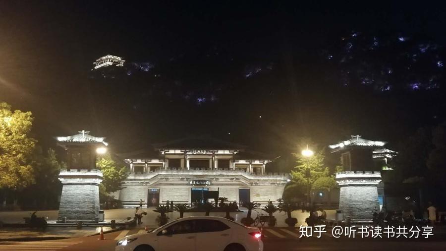 夜幕下灯光璀璨的富阳东吴文化公园