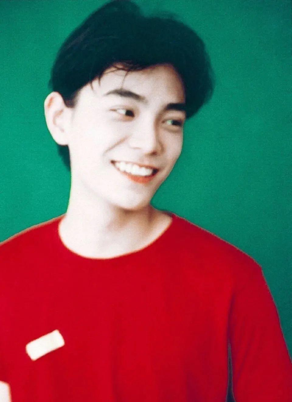 一股英气,不笑的时候看起来禁欲高冷,带距离感▼丁禹兮是偏日系的长相