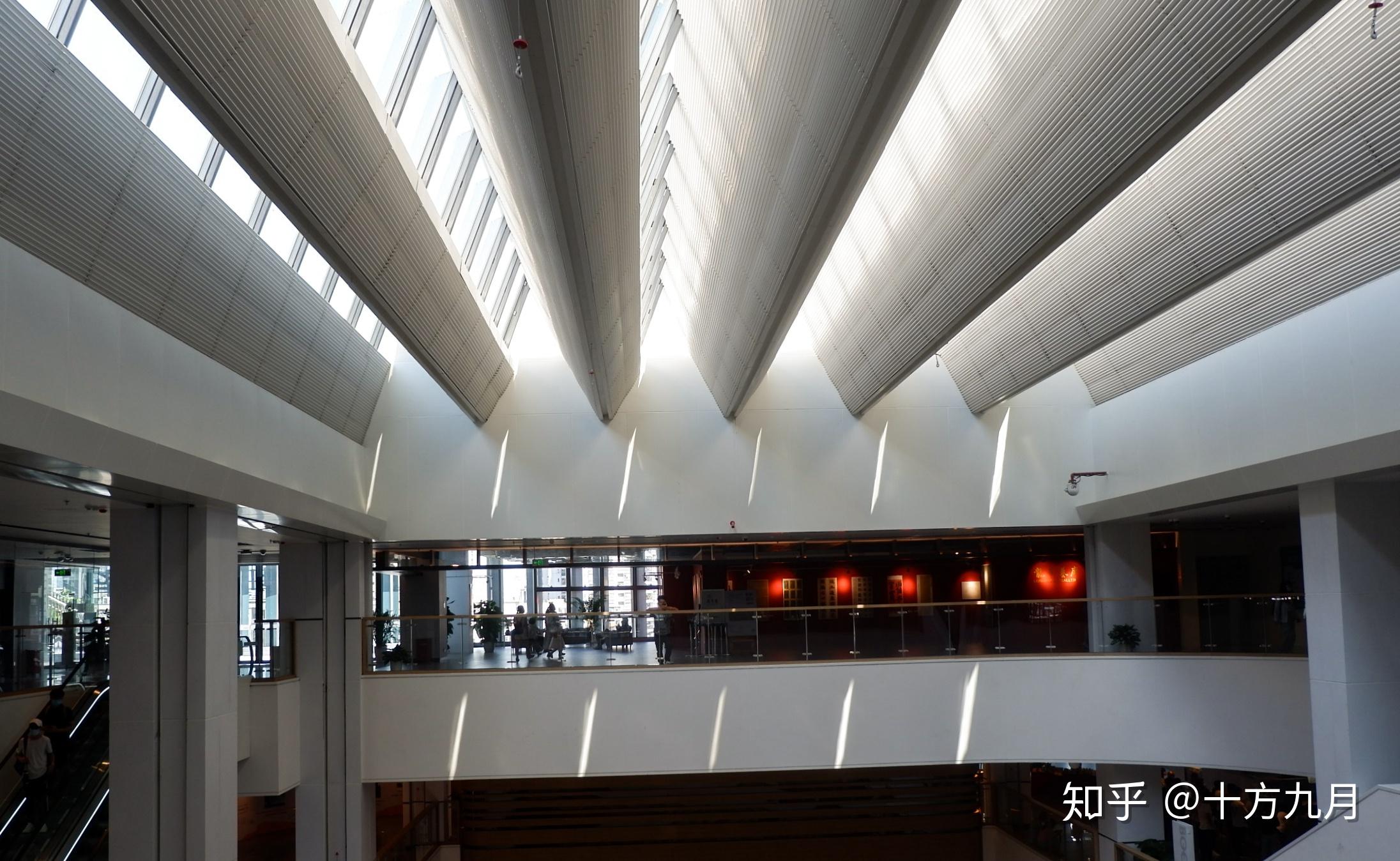 走到最高层你可以看到,中庭通过开侧窗采光,光线落下来的感觉真的很美