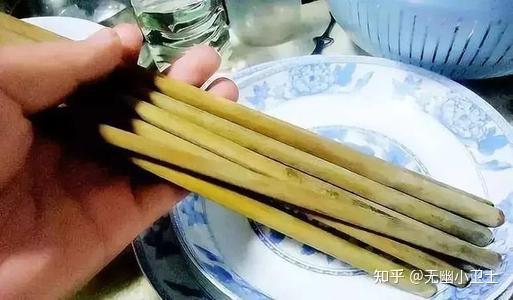 杜仲筷子开水煮水变红图片