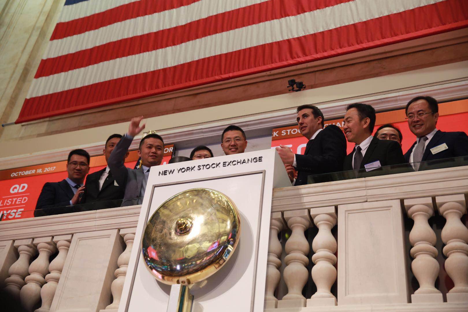 右起为蓝驰创投合伙人朱天宇,陈维广在纽交所与趣店罗敏一起敲钟左起