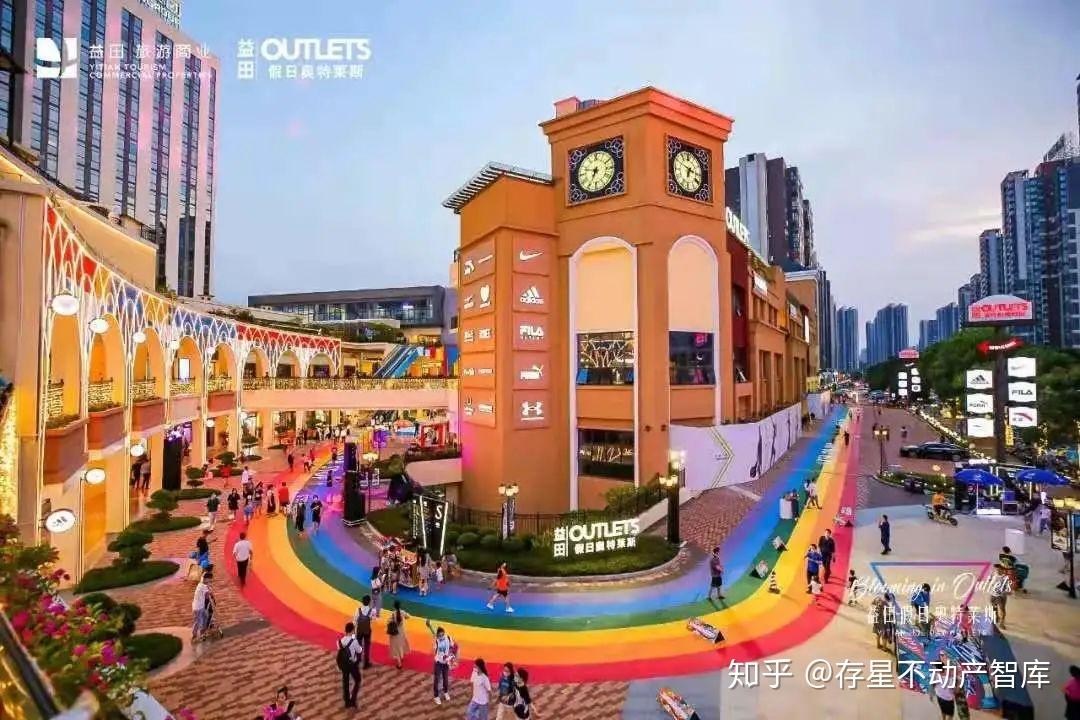 16万㎡益田假日奥特莱斯位于深莞交界的大运城邦内,项目以集中式mall
