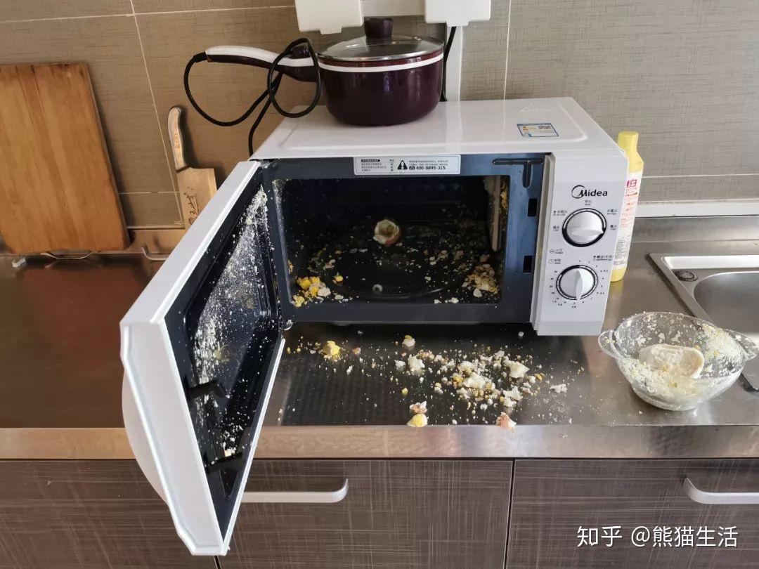 微波炉快速加热只会让鸡蛋里产生很多水蒸气,而这些无处可去的水蒸气