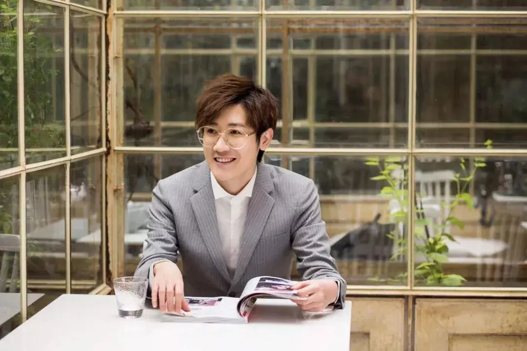 对话白鲨ayom:"被迫"当老板,潜心搞事业