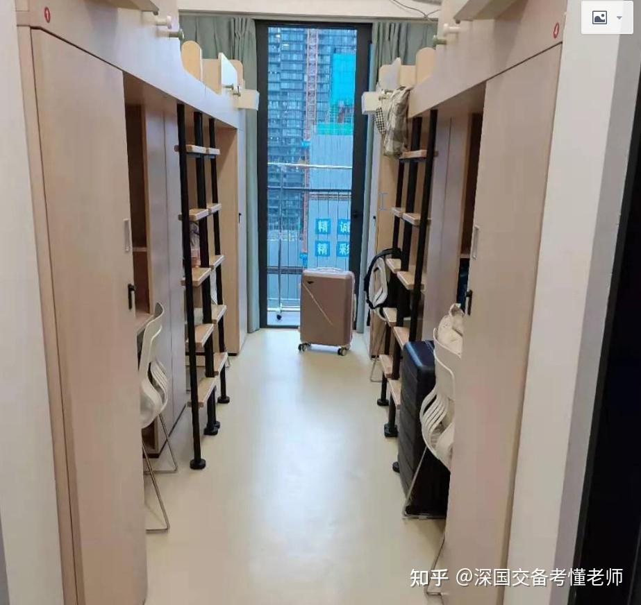熄灯前会有老师巡查· 宿舍会免费提供床上三件套和枕头给新生,床