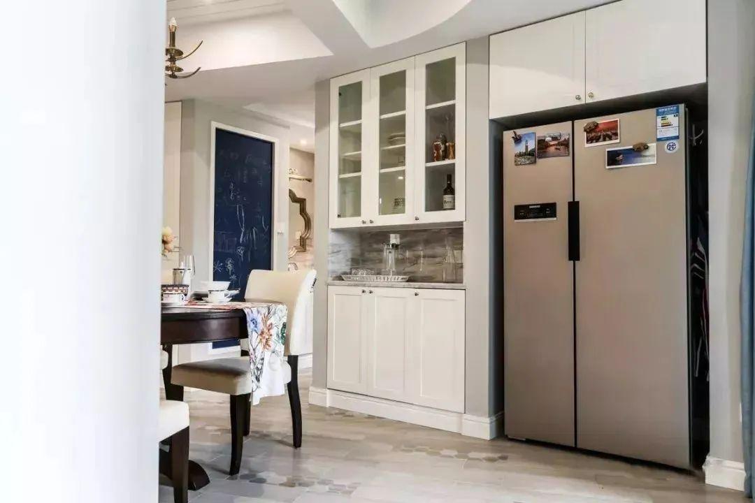 选定冰箱的颜色和风格,再和设计师沟通设计橱柜,以确保冰箱和整体家装