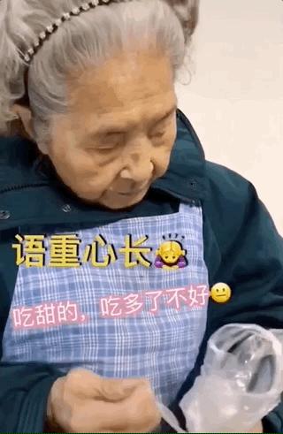 抖音百岁吃货奶奶获赞4800万喝可乐吃烧烤无辣不欢爱火锅