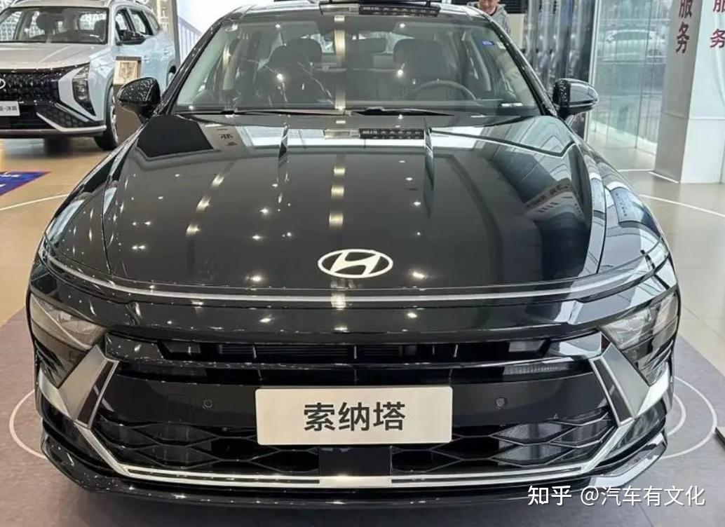 外观方面,第十一代索纳塔采用了现代家族最新设计语言,与众多合资b级
