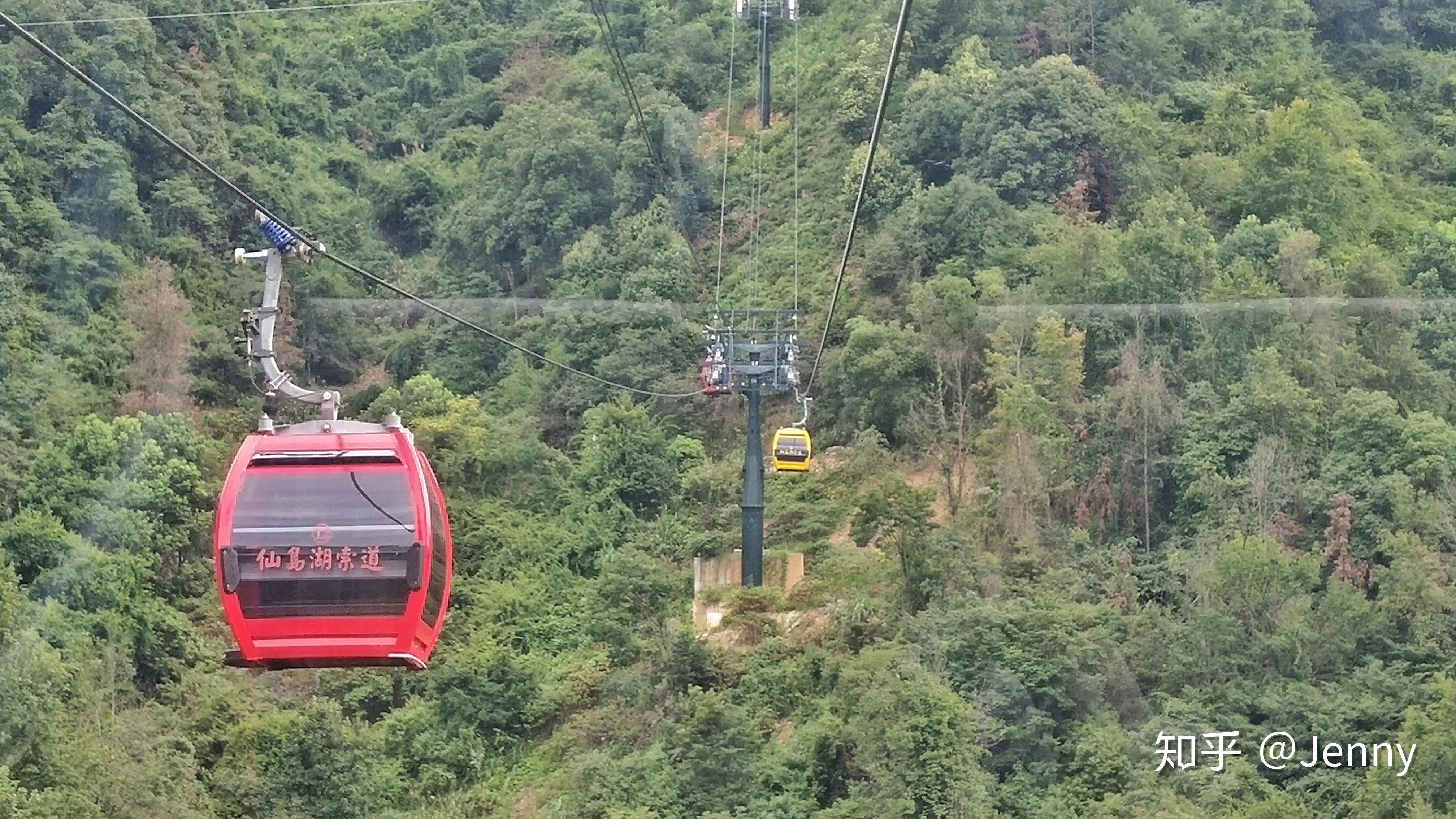 上天空之城的索道一次可以坐8个人 上去80一张 下来70一张 可能下来滑