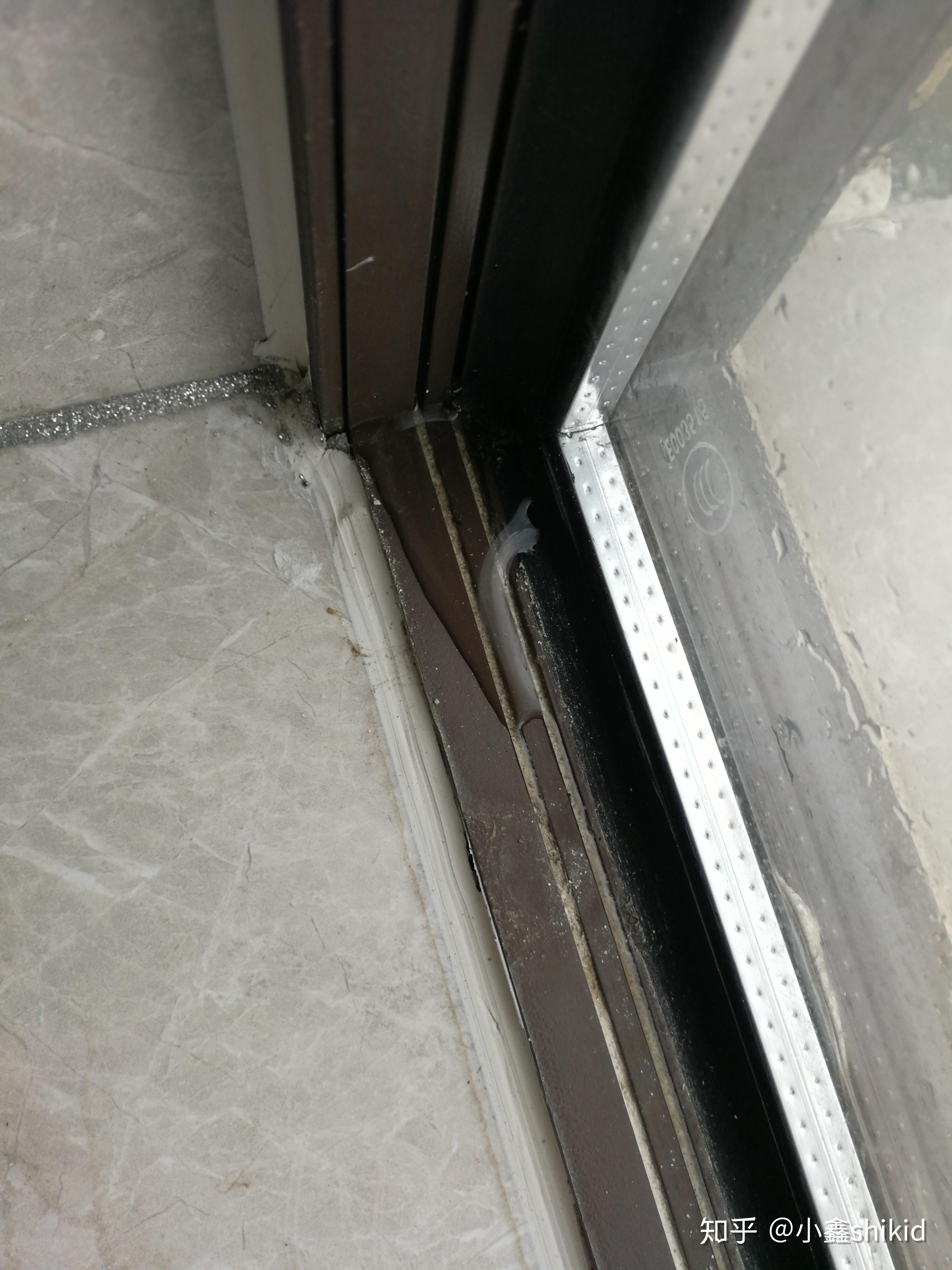 刚封好一年的阳台,窗台那边渗水 ,是什么原因,应该怎么处理?