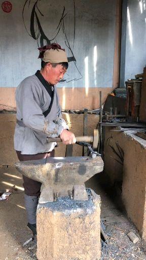 传统手工艺铁匠打铁