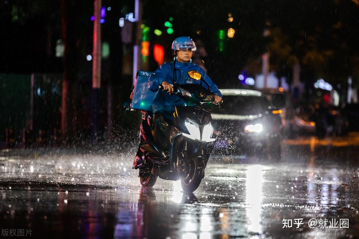 但不少行业迎来"旺季",各类"雨天"周边卖火了,外卖骑手忙得团团转