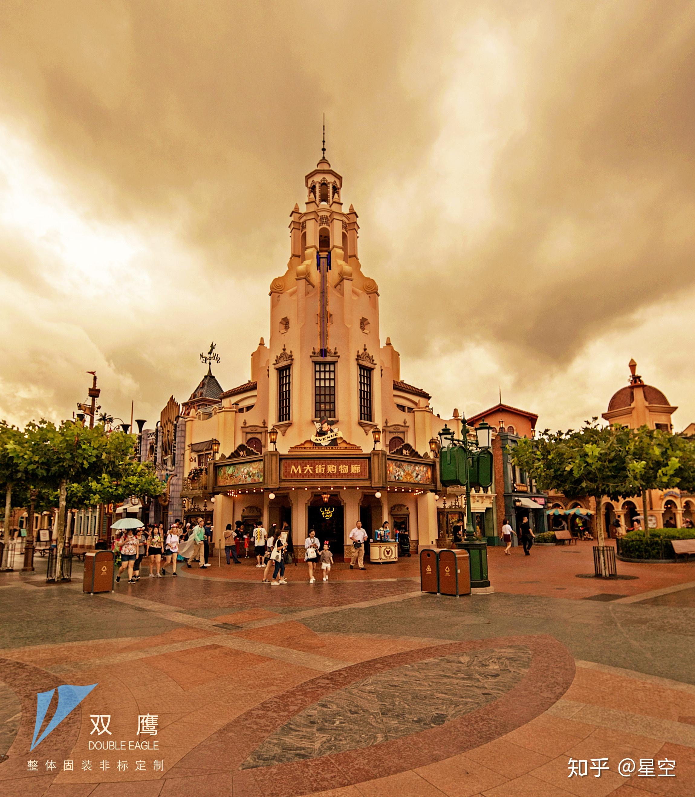 将一个个耳熟能详的迪士尼故事变身为真实的现实场景,满足不同的期待