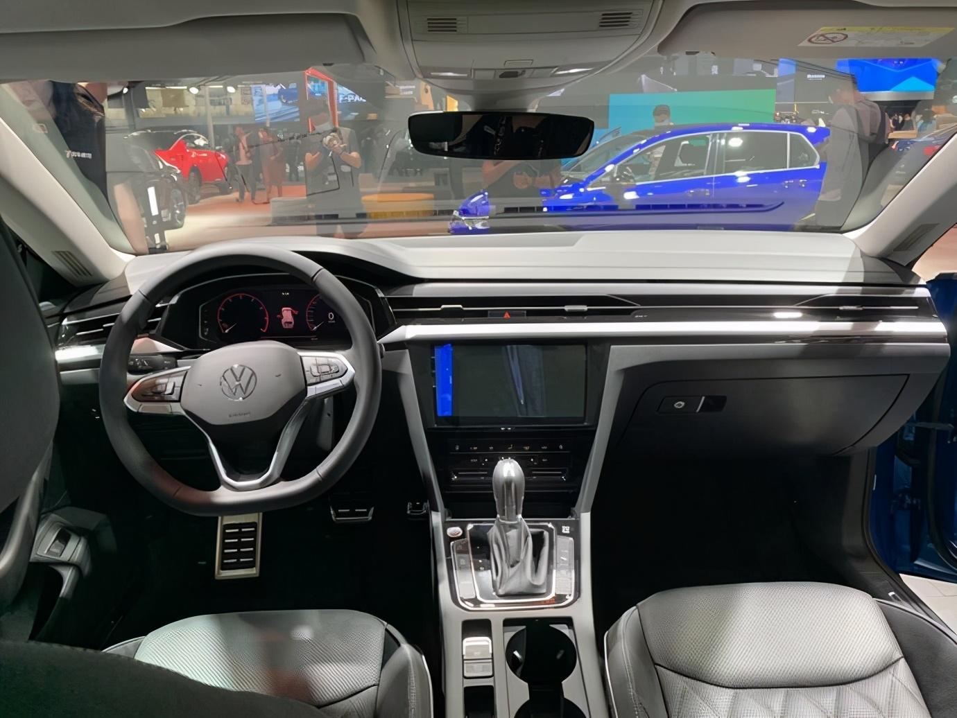 cc猎装车内饰并不像外观那样惊艳,但也比之前的"迈腾"中控有了不少的