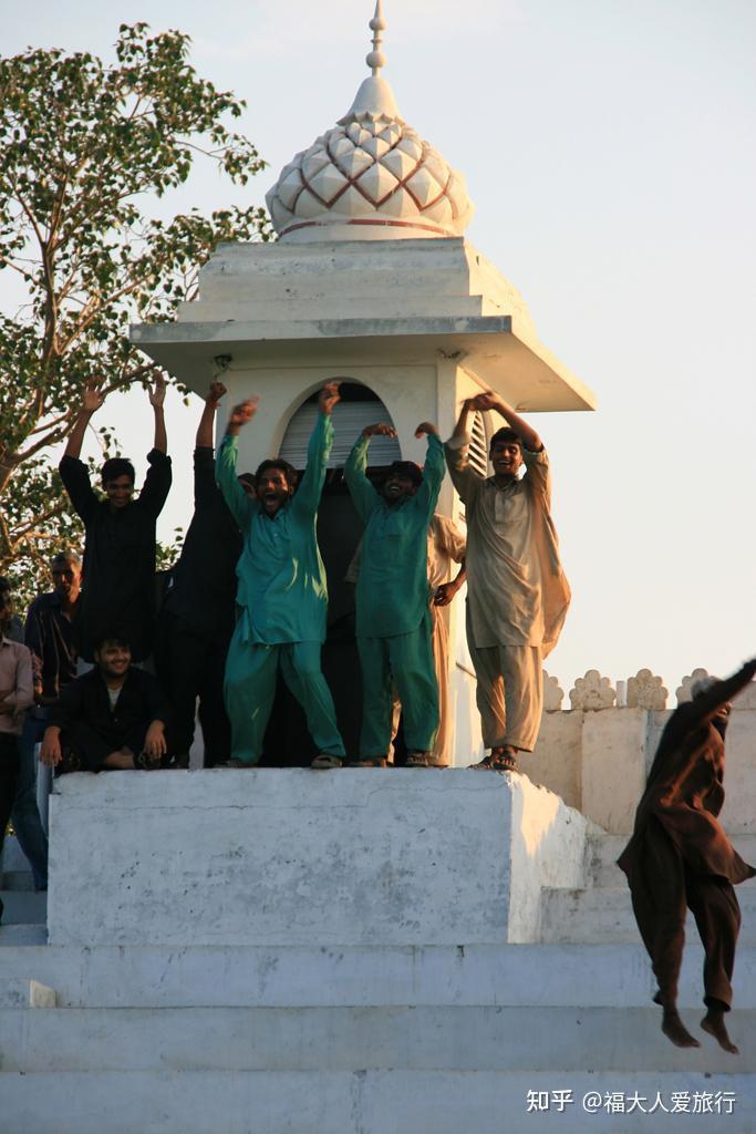 印巴边境降旗仪式每天剑拔弩张游客这是两国唯一的合作项目