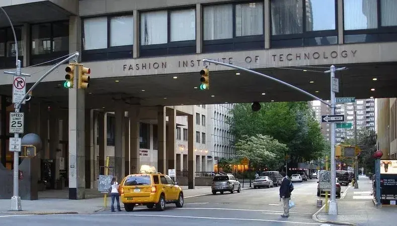 我们会以"fit教学很传统"这一理由说服自己,放弃申请,将处于纽约的