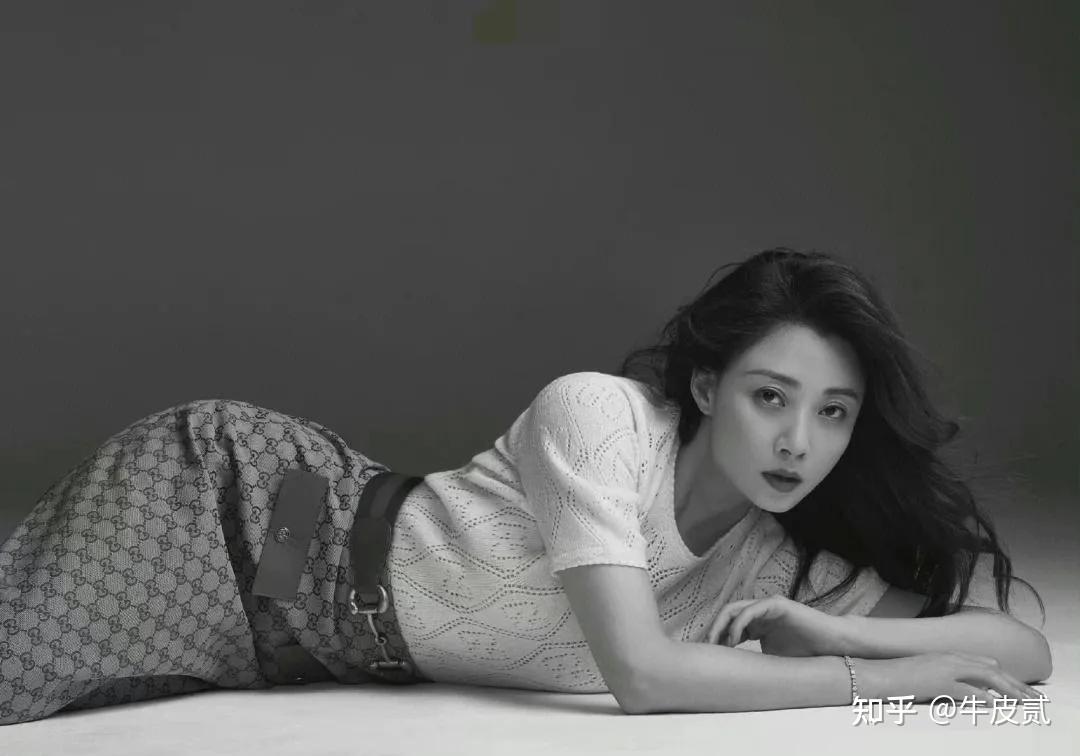 43岁殷桃近照曝光深夜醉酒表情迷人面色潮红头发被汗浸湿